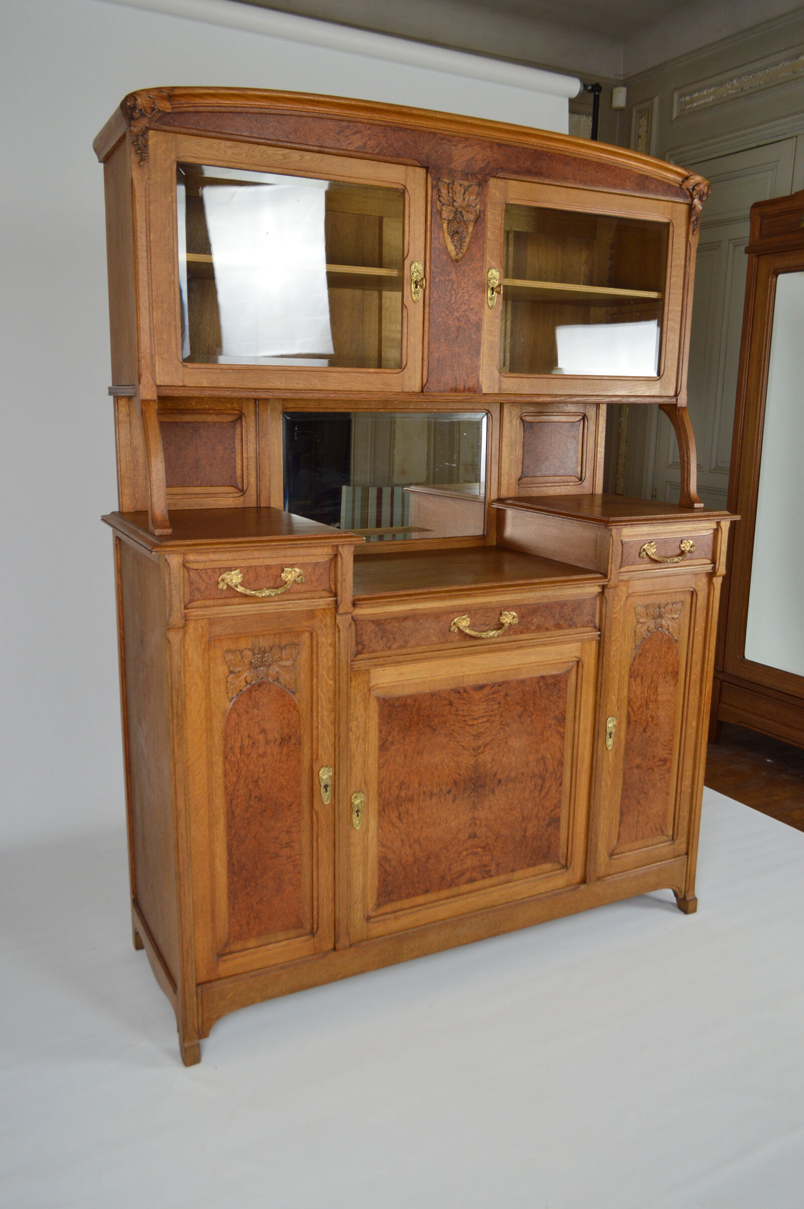 Buffet art nouveau en chêne et loupe, modèle au platane, vers 1910