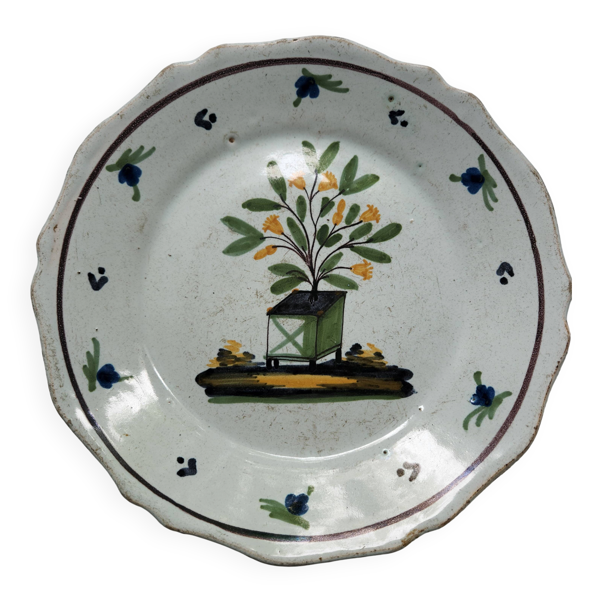 Assiette ancienne en faïence de Nevers
