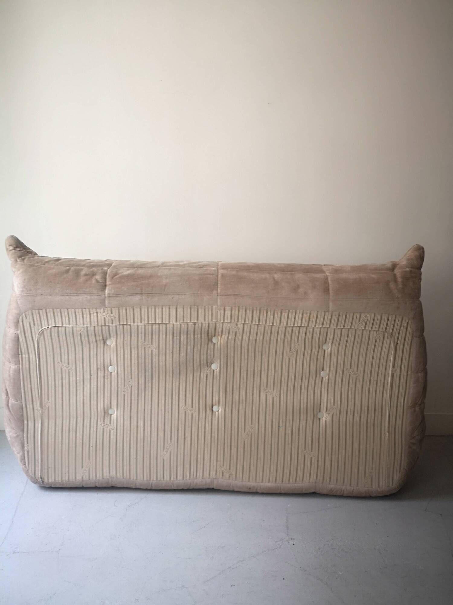 TOGO 3-seater sofa in beige velvet, Ligne Roset edition 1970