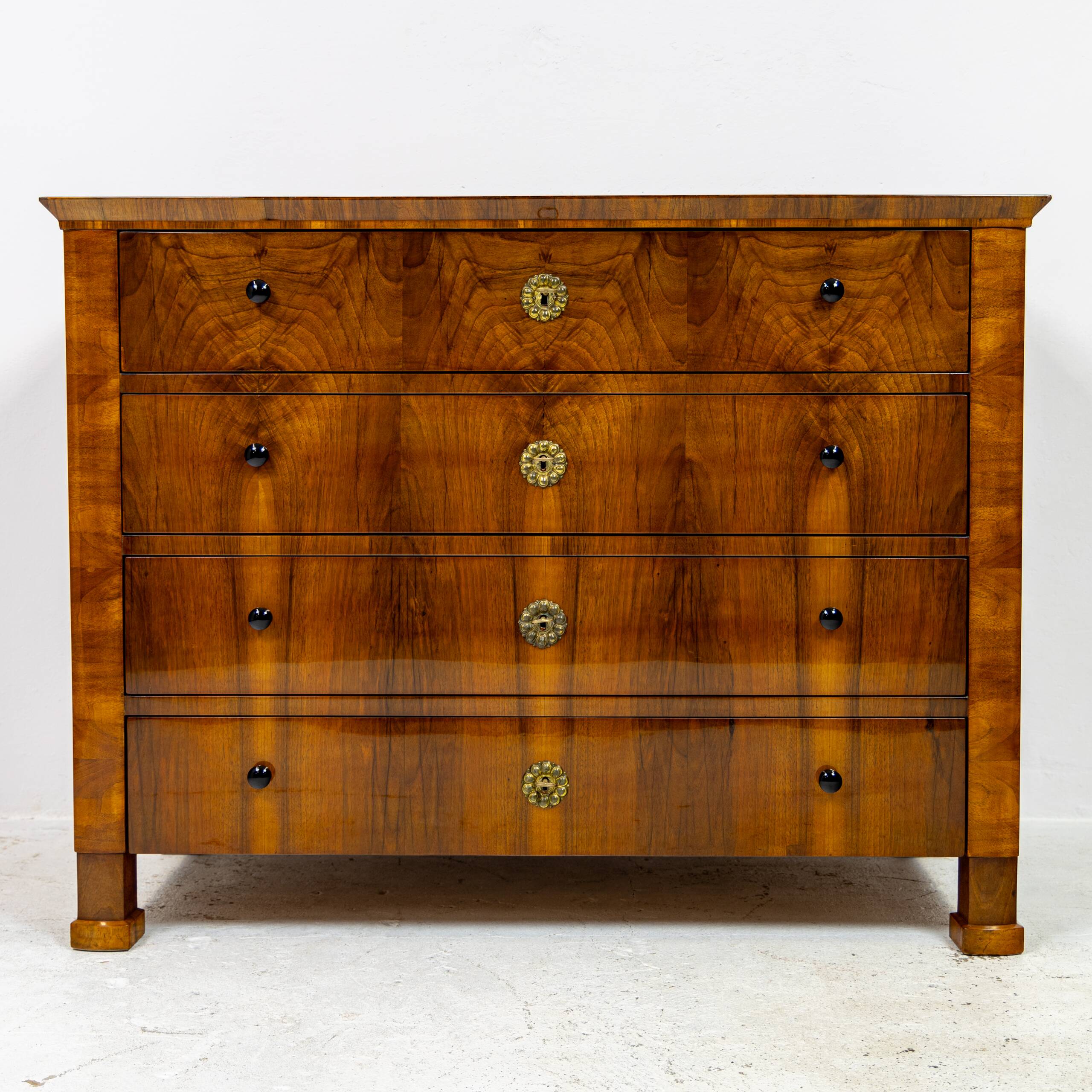 Grande commode Biedermeier en placage de noyer 1820-1840
