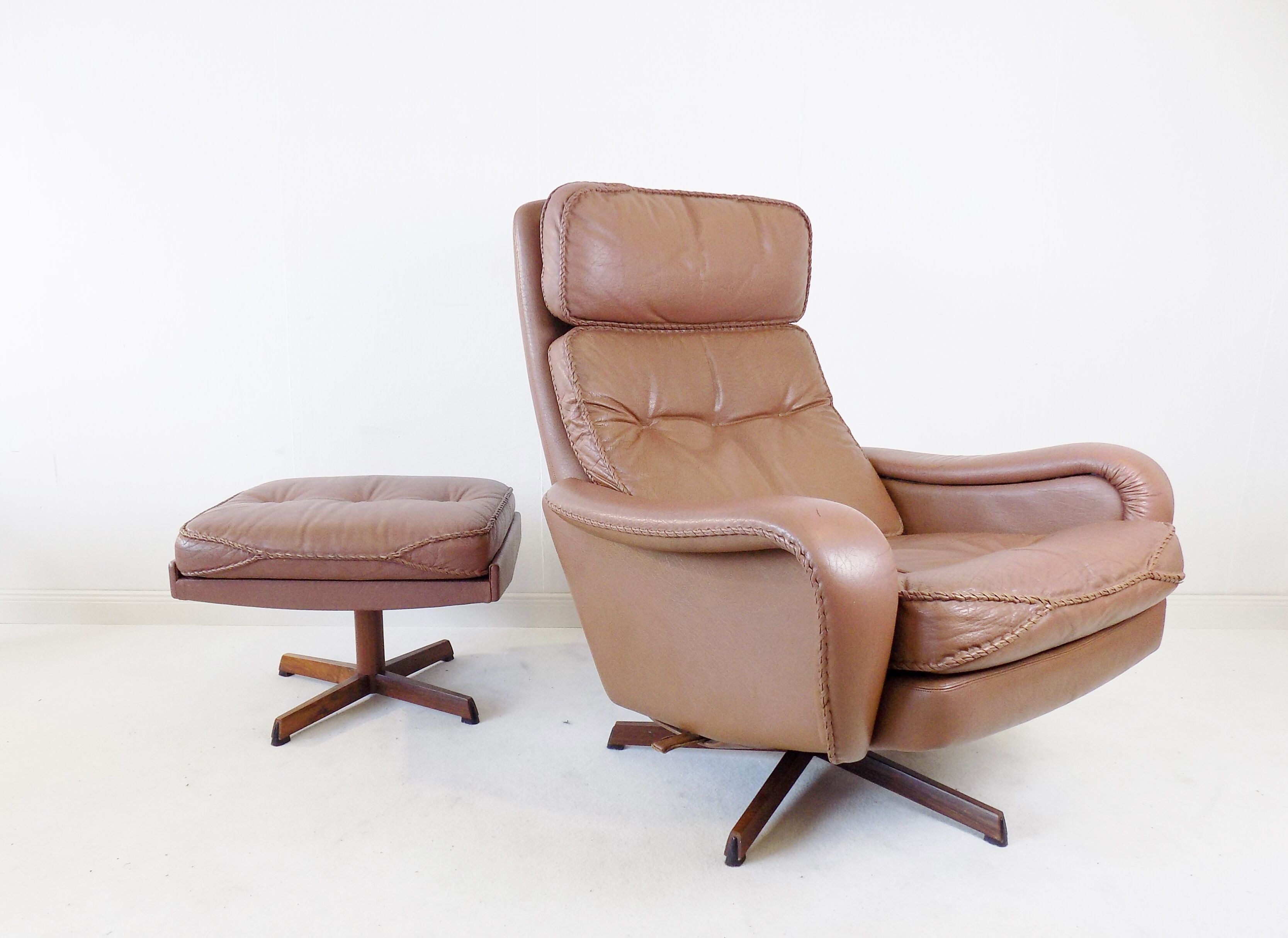 Fauteuil cuir avec pouf de Madsen & Schübel pour Bovenkamp