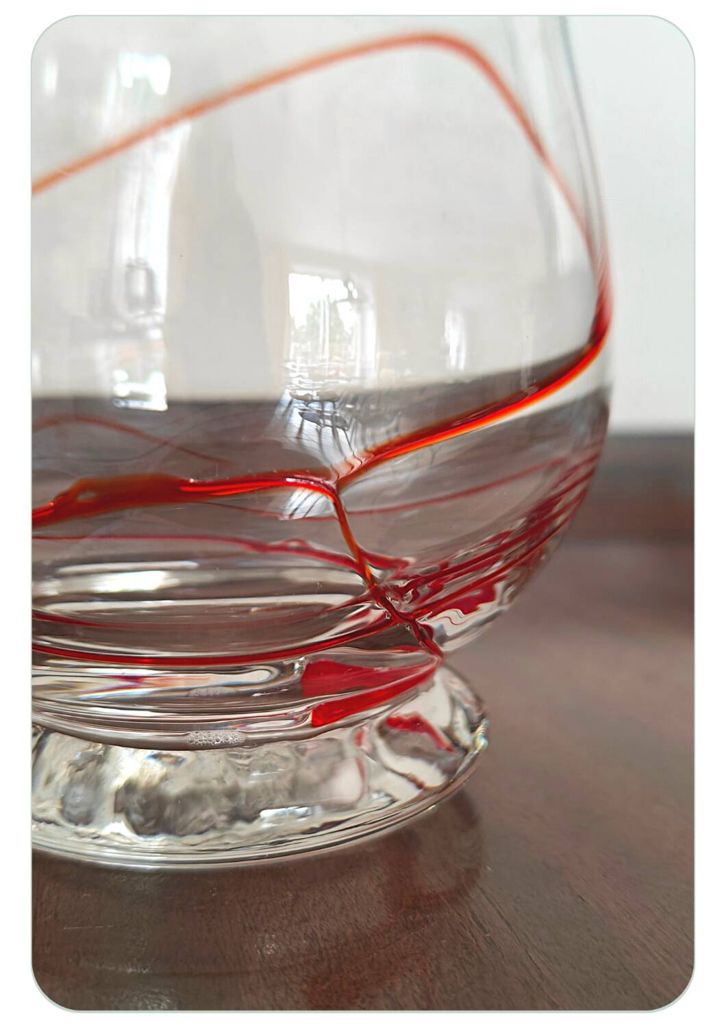 Vase vintage en verre soufflé de style Murano avec tourbillons rouges