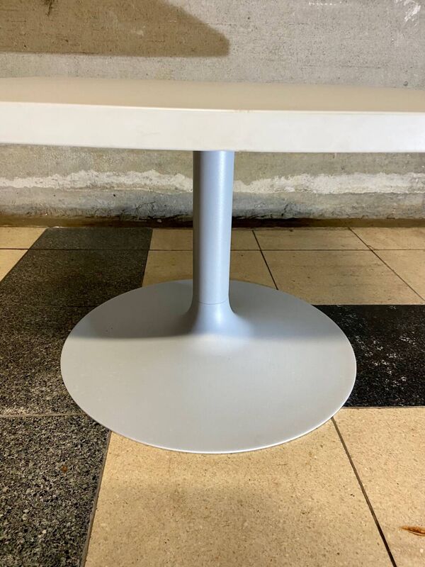 Table basse pied tulipe