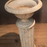 Column topped with a plaster basin.