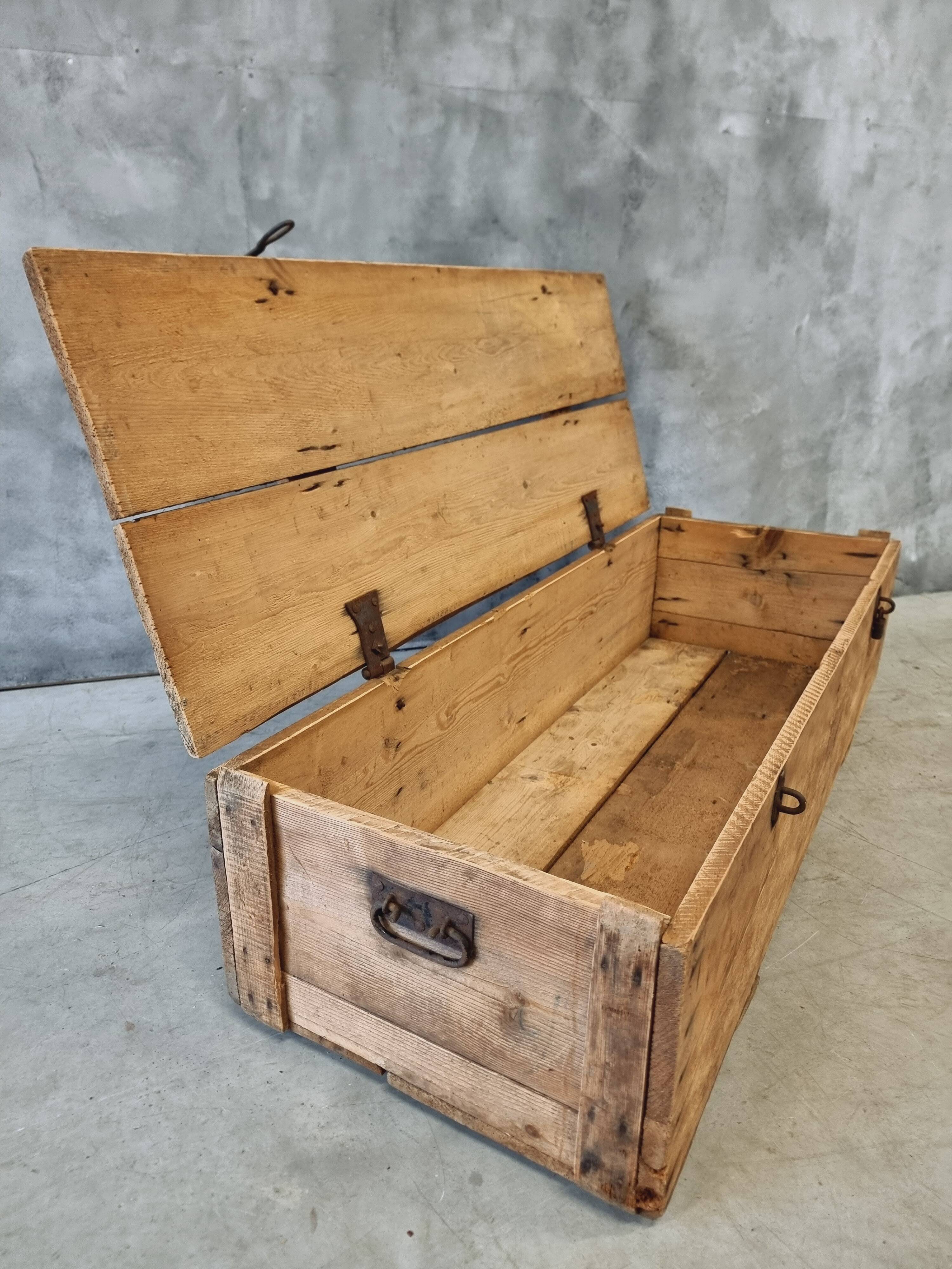 Coffre ancien table basse XIXe siècle 57x152 cm