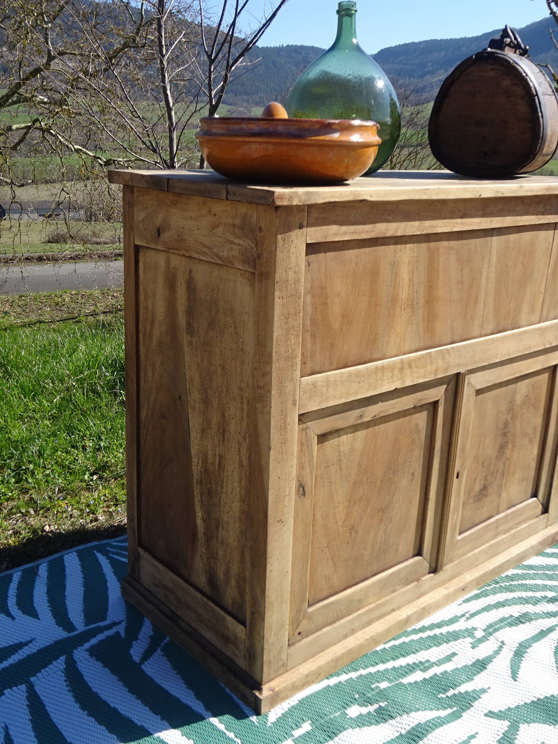 Meuble de Millau, ancien buffet farinier