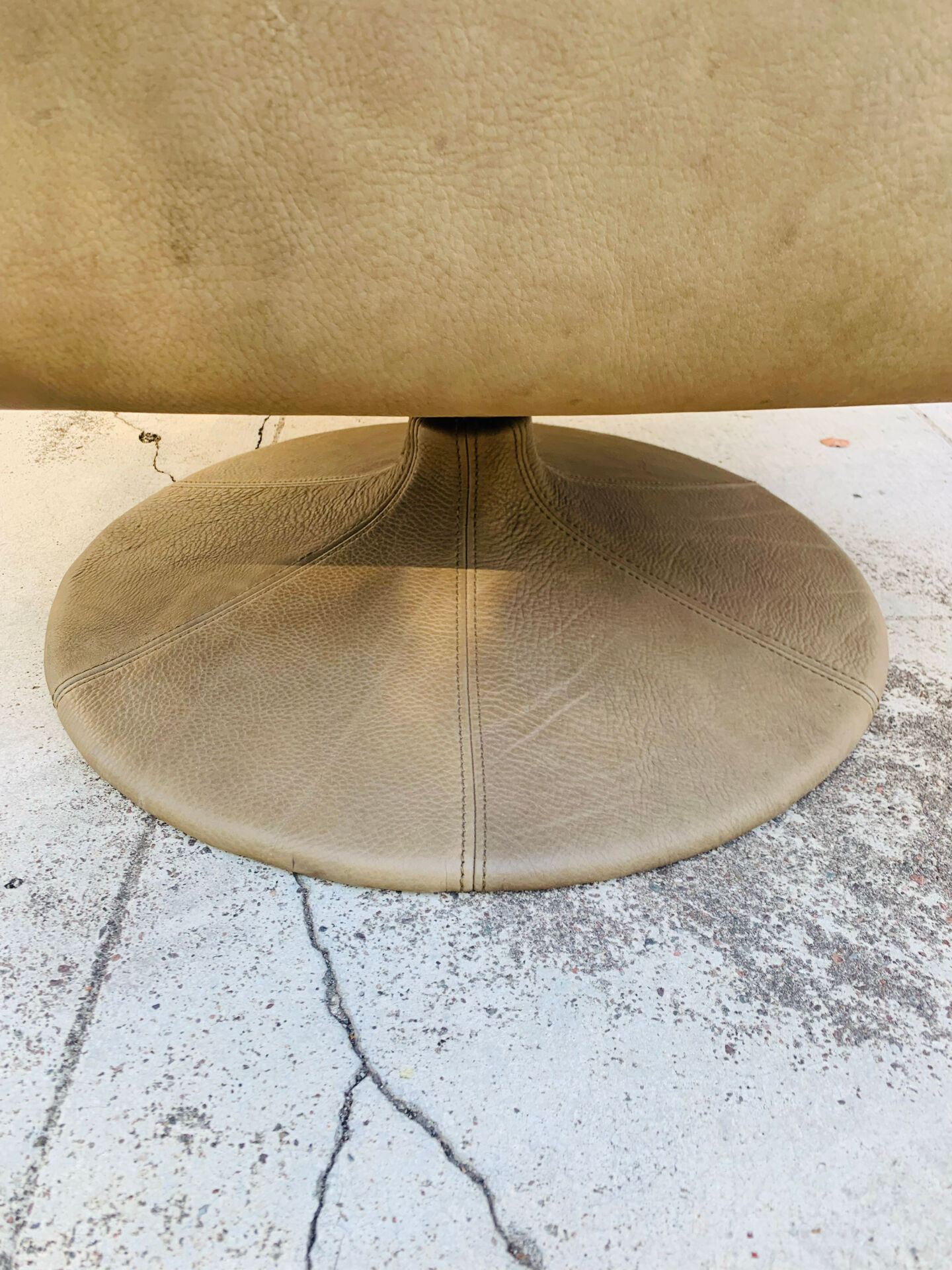 Vintage De Sede leather swivel chair, tulip base.