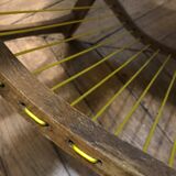 Table basse bois à deux poignées et scoubidou jaune