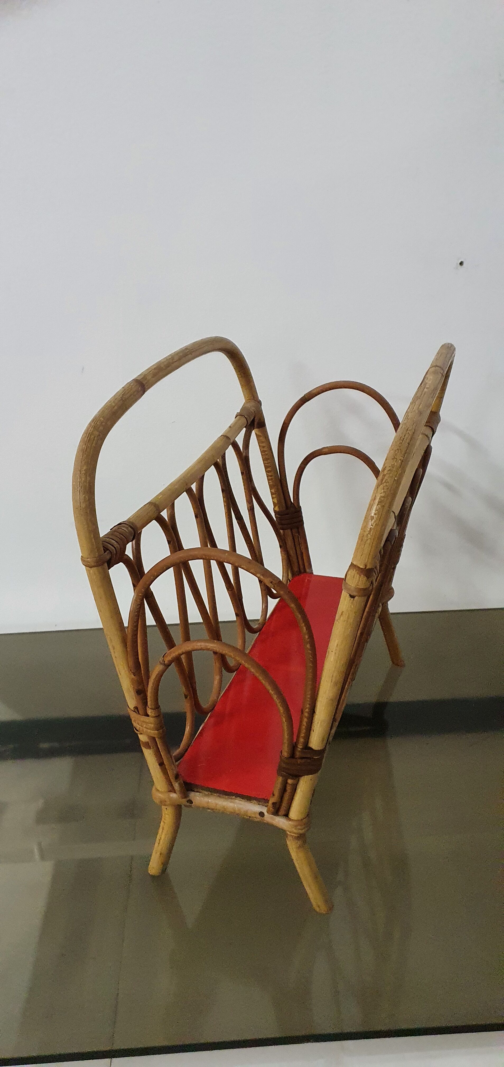 Magazine door in rattan and formica