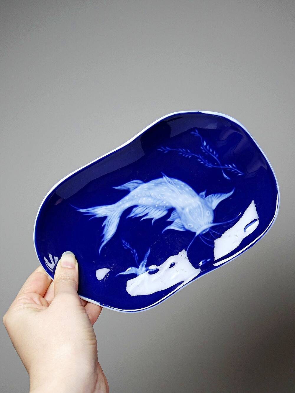 Vide-poche porcelaine émaillée bleu de four Limoges décor poisson japonisant