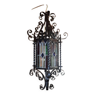 Lanterne en fer forgé et vitraux de couleur