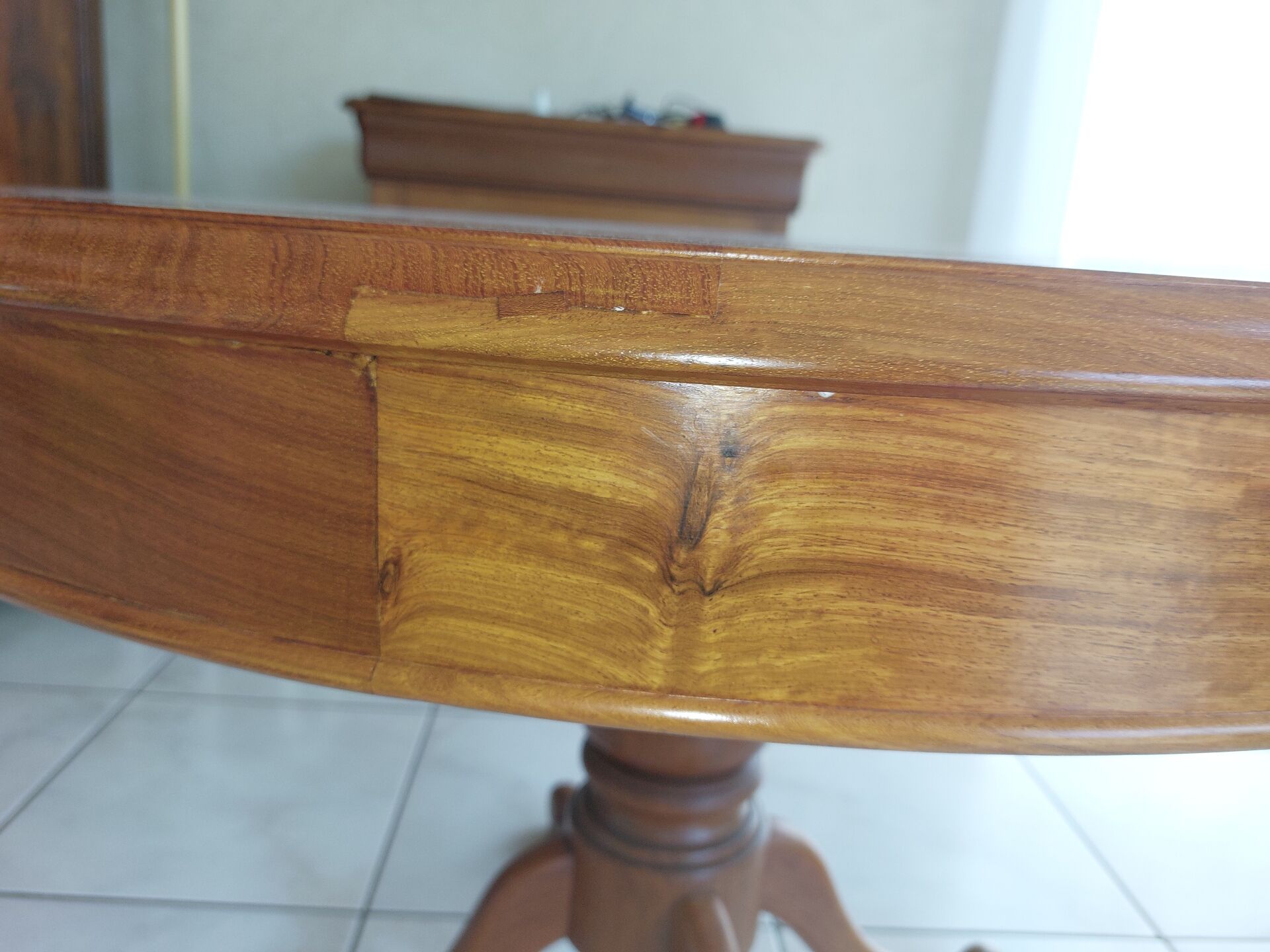 Round table in mahogany