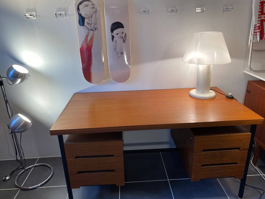 Guzzini lamp, white lacquered metal, height 55cm, 1970 vintage.