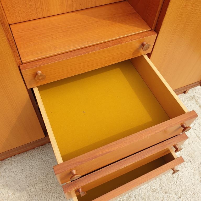 Scandinavian dressing cabinet with round mirror