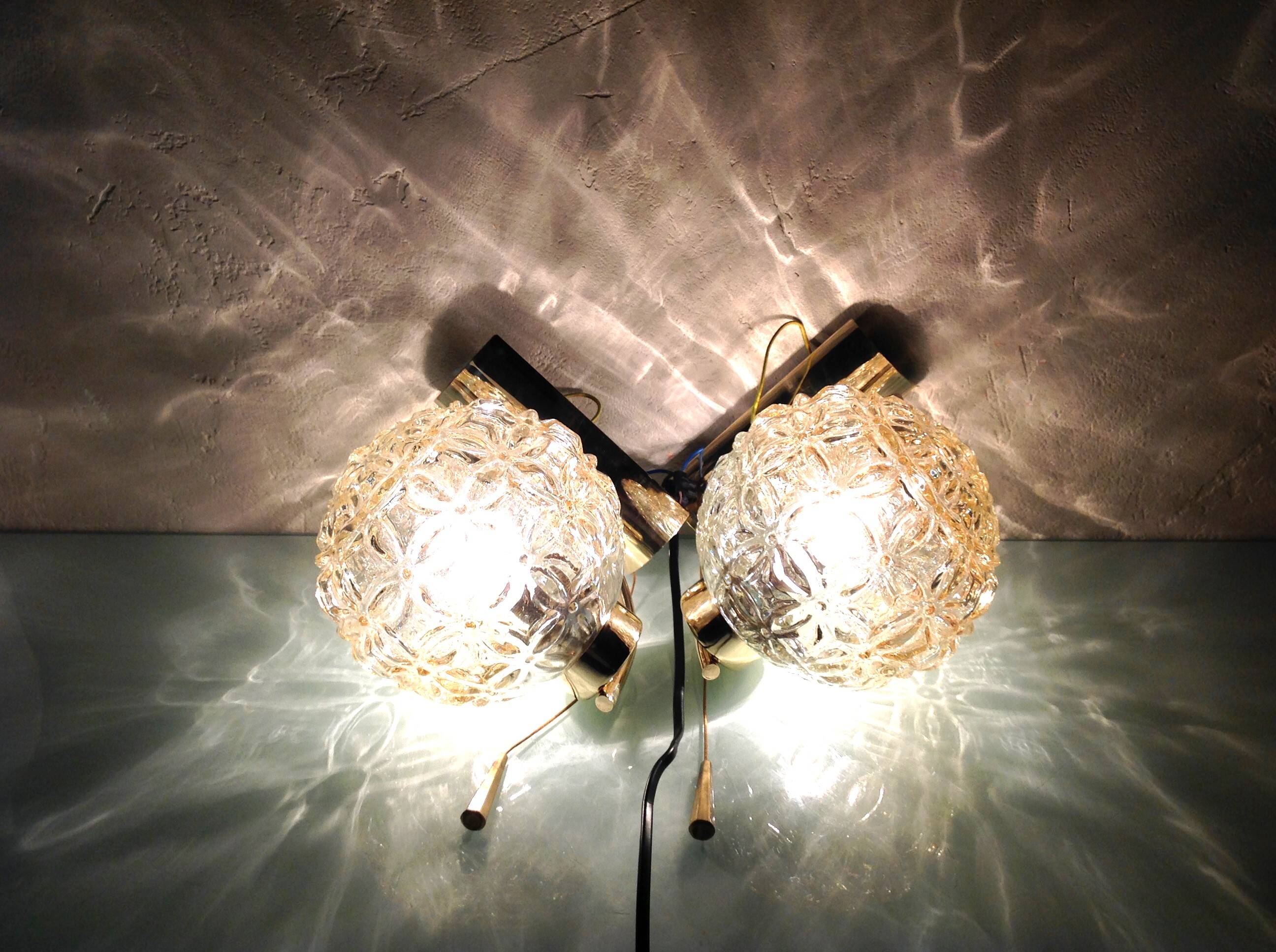 Paire d'appliques en laiton et globes en verre ambré structuré / vintage années 60-70