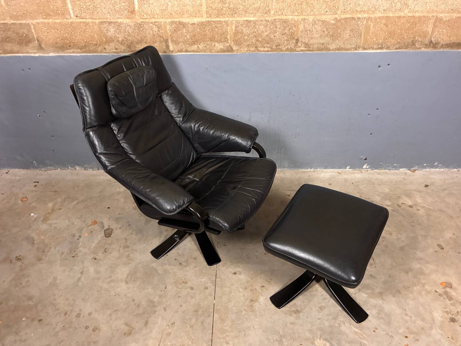 Fauteuil pivotant Skalma avec repose-pieds design danois