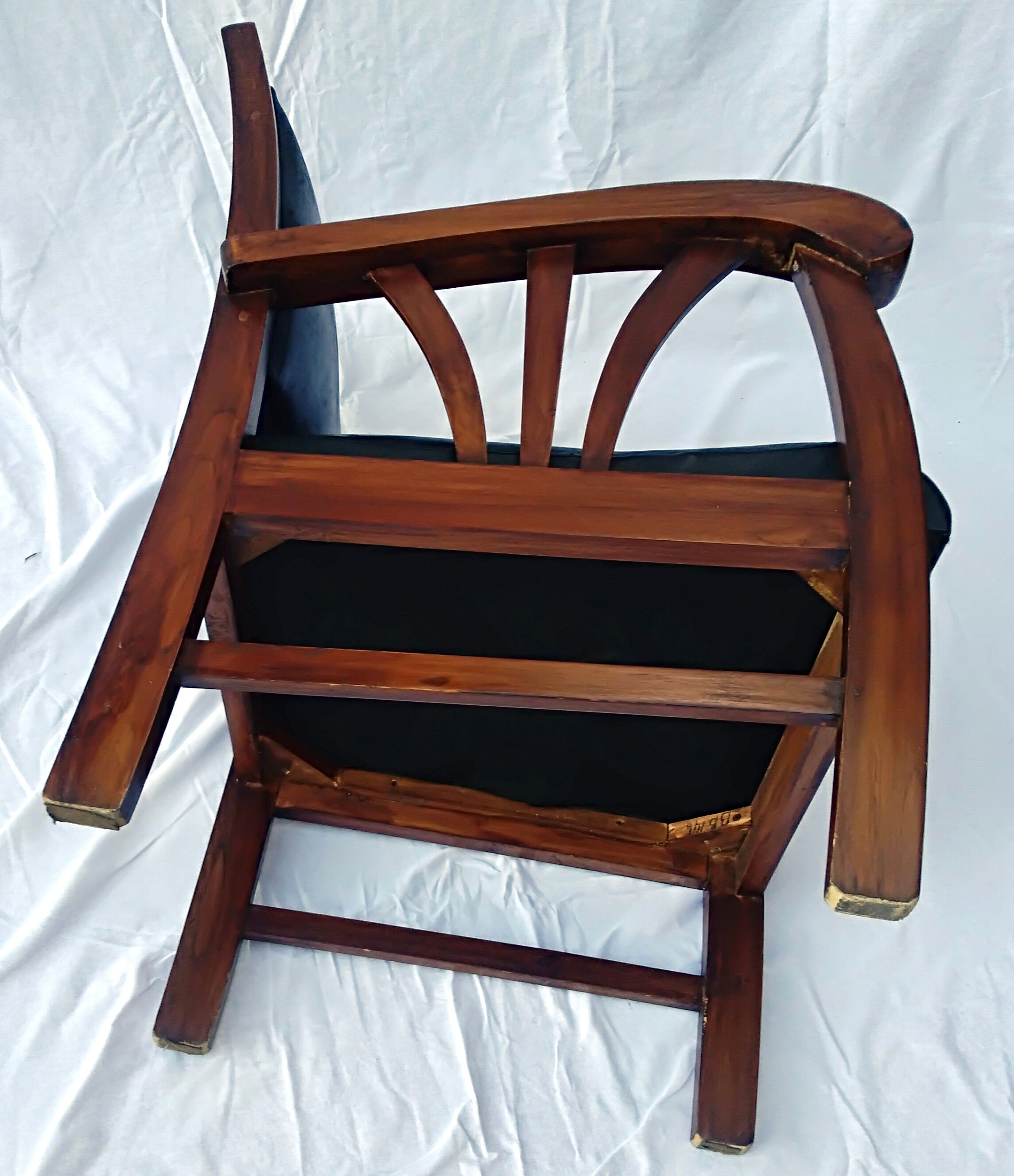 Paire de fauteuils style colonial bois et cuir de chèvre