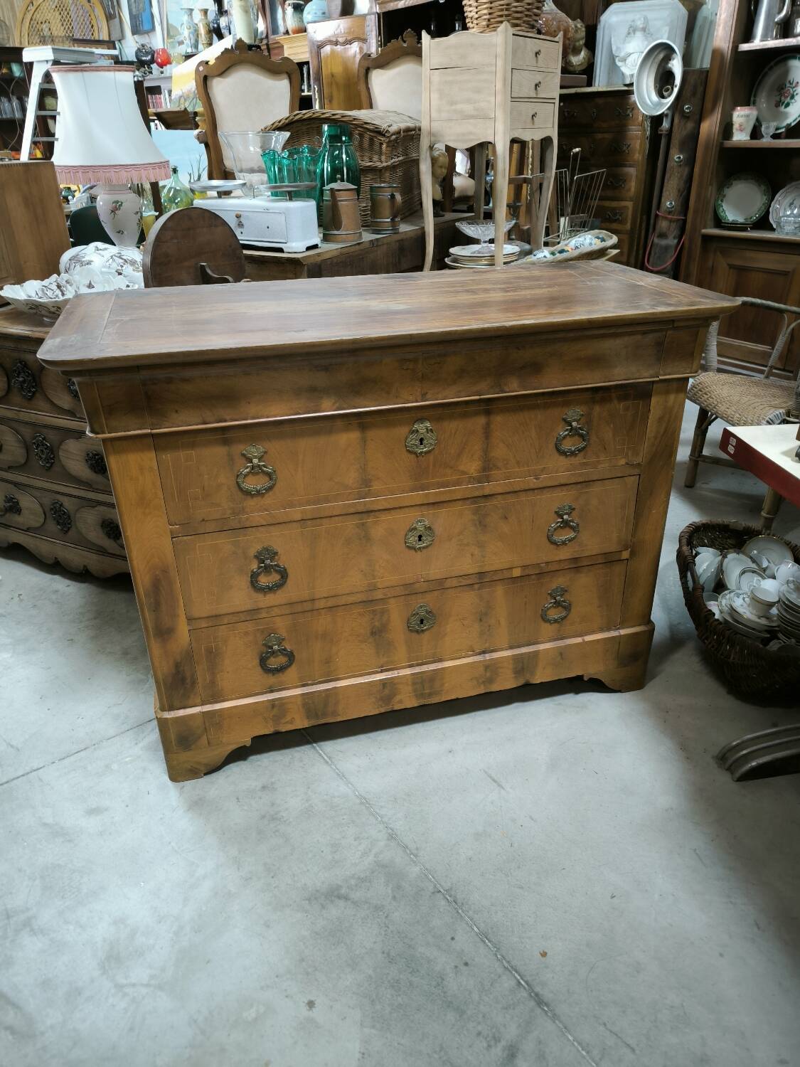 Restoration period chest of drawers in flamed walnut
