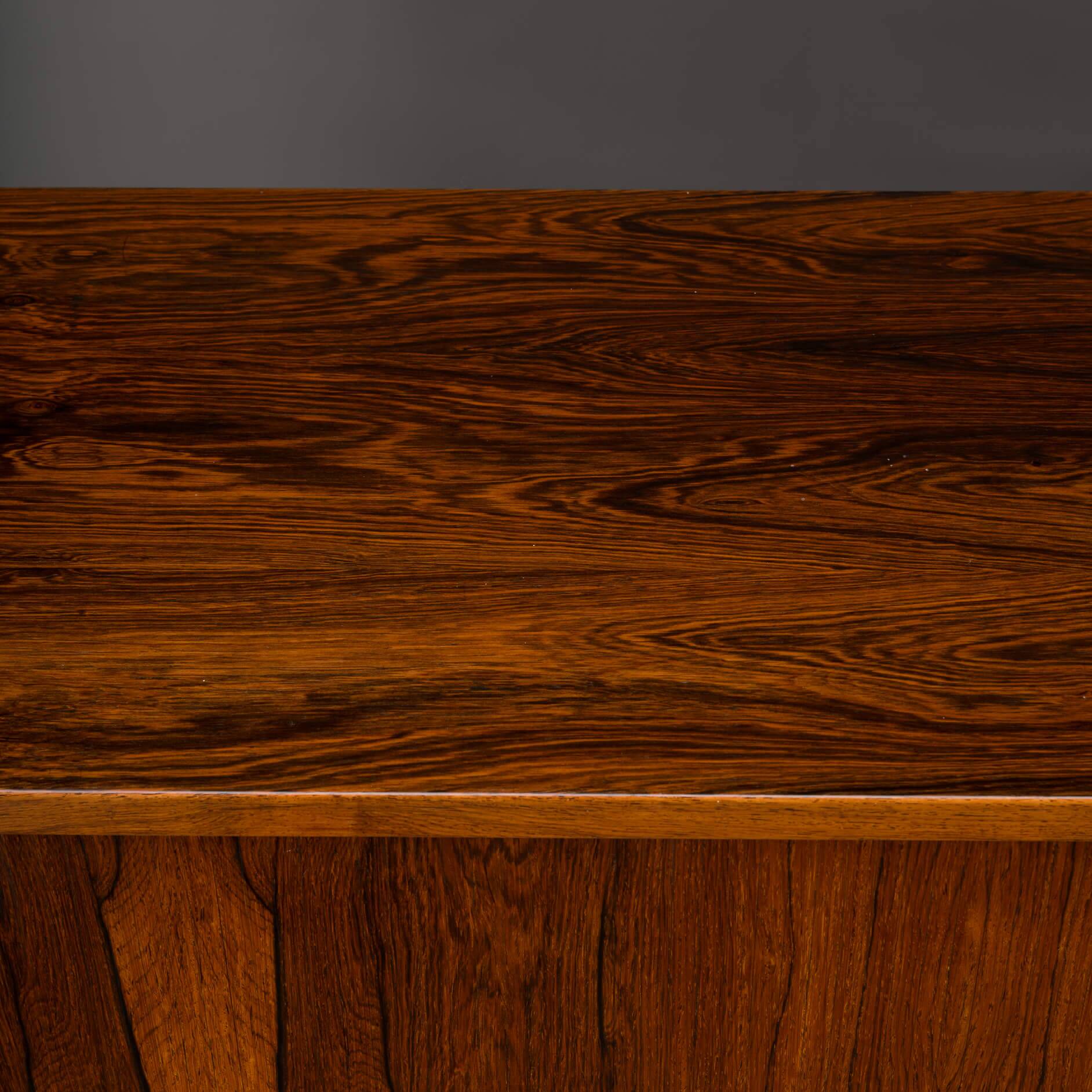 Buffet en palissandre haut avec portes tambour fabriqué par Farstrup, années 1960.