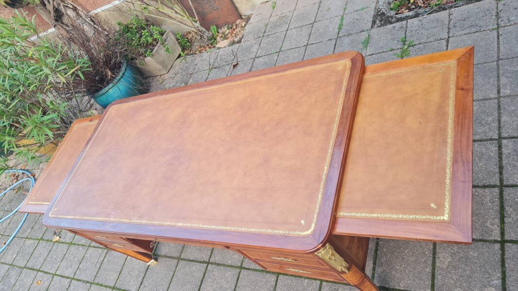 Napoleon III period desk in marquetry from the 19th century.