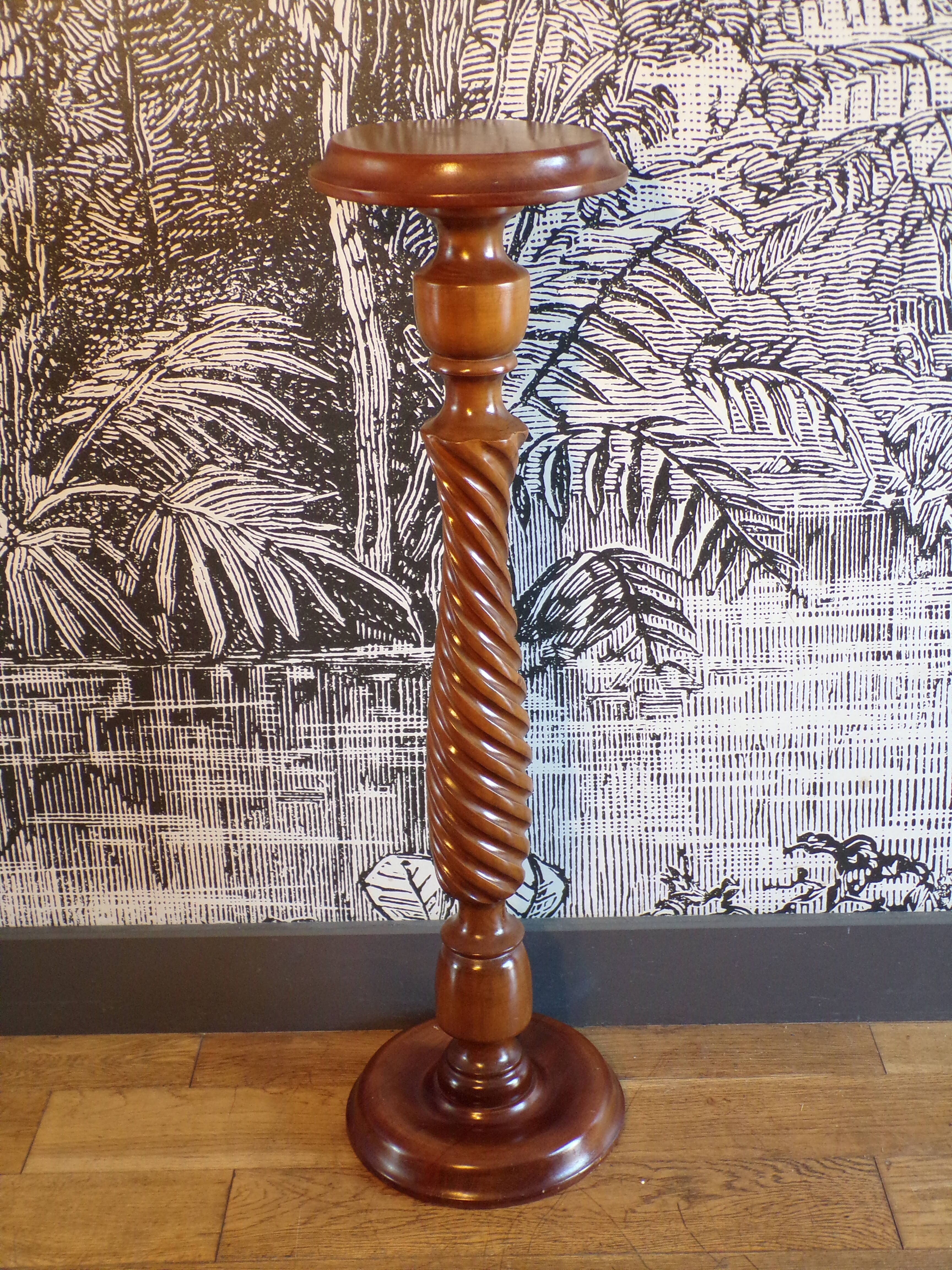 Turned wooden presentation column