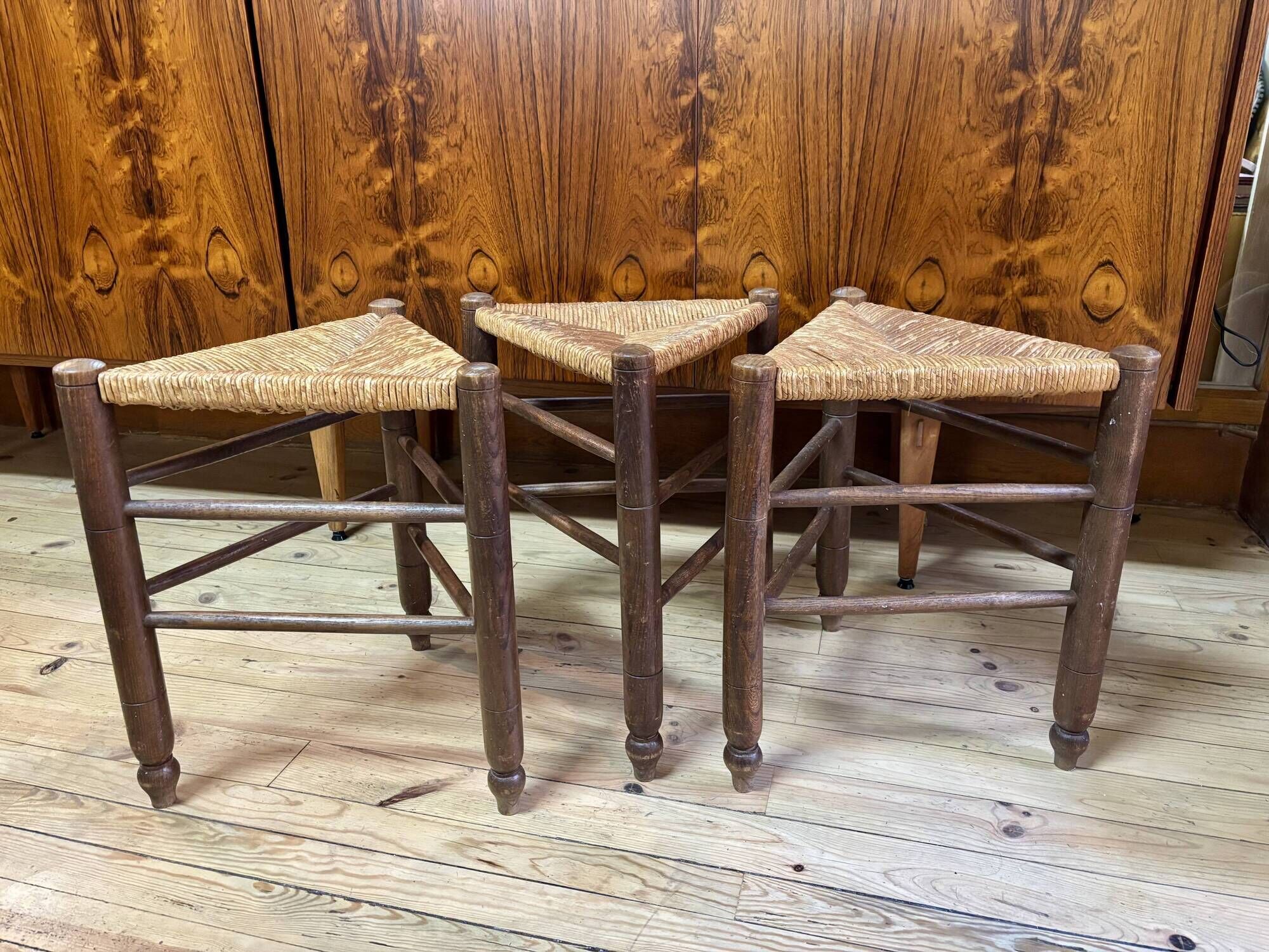 Série de 3 tabourets tripodes bois et paille