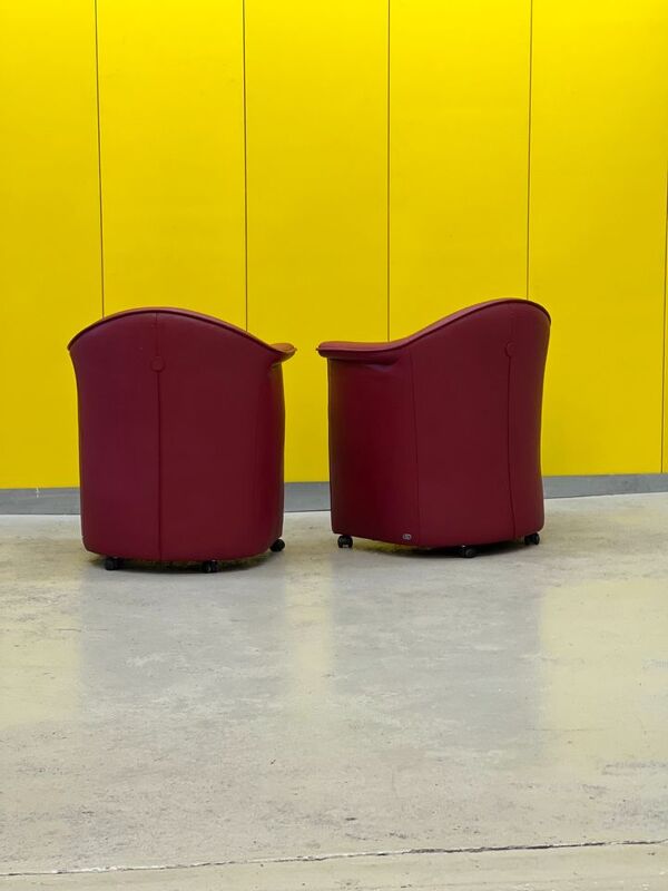 Fauteuil à roulettes en cuir rouge, maison de sede. (prix pour un)