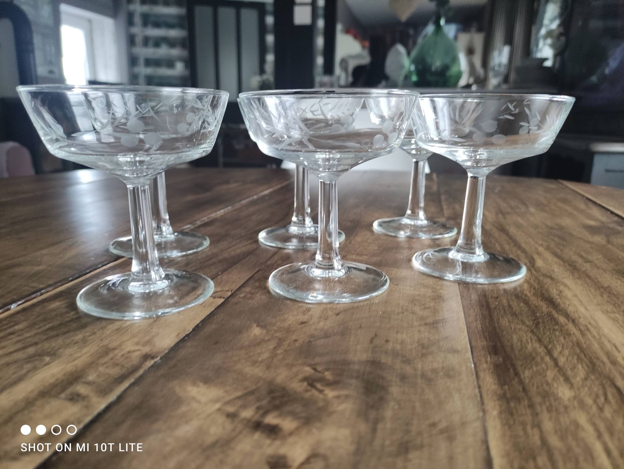 Set of 6 champagne glasses in antique chiseled epi glass