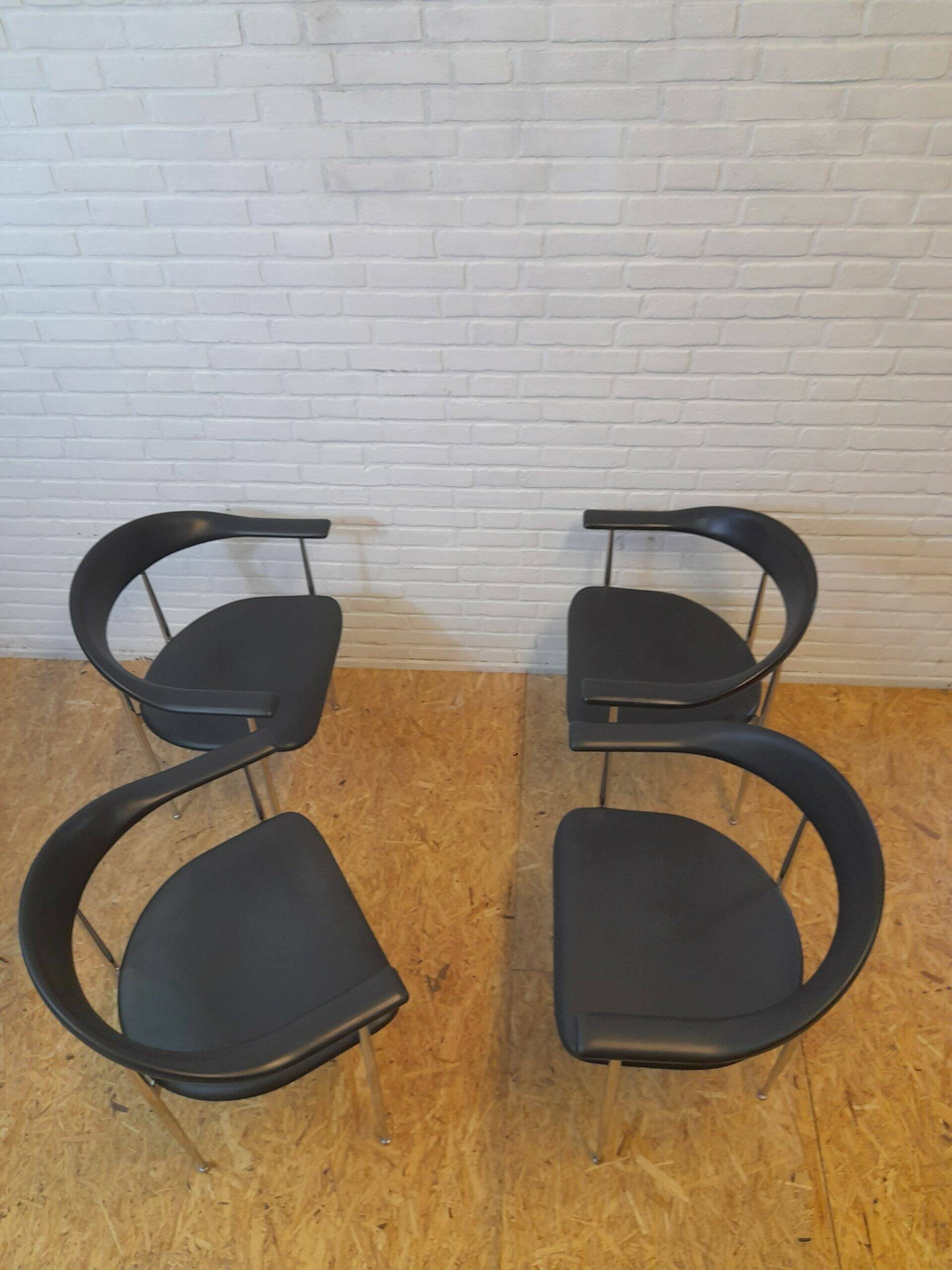 Set of 4 Fasem P40 dining chairs