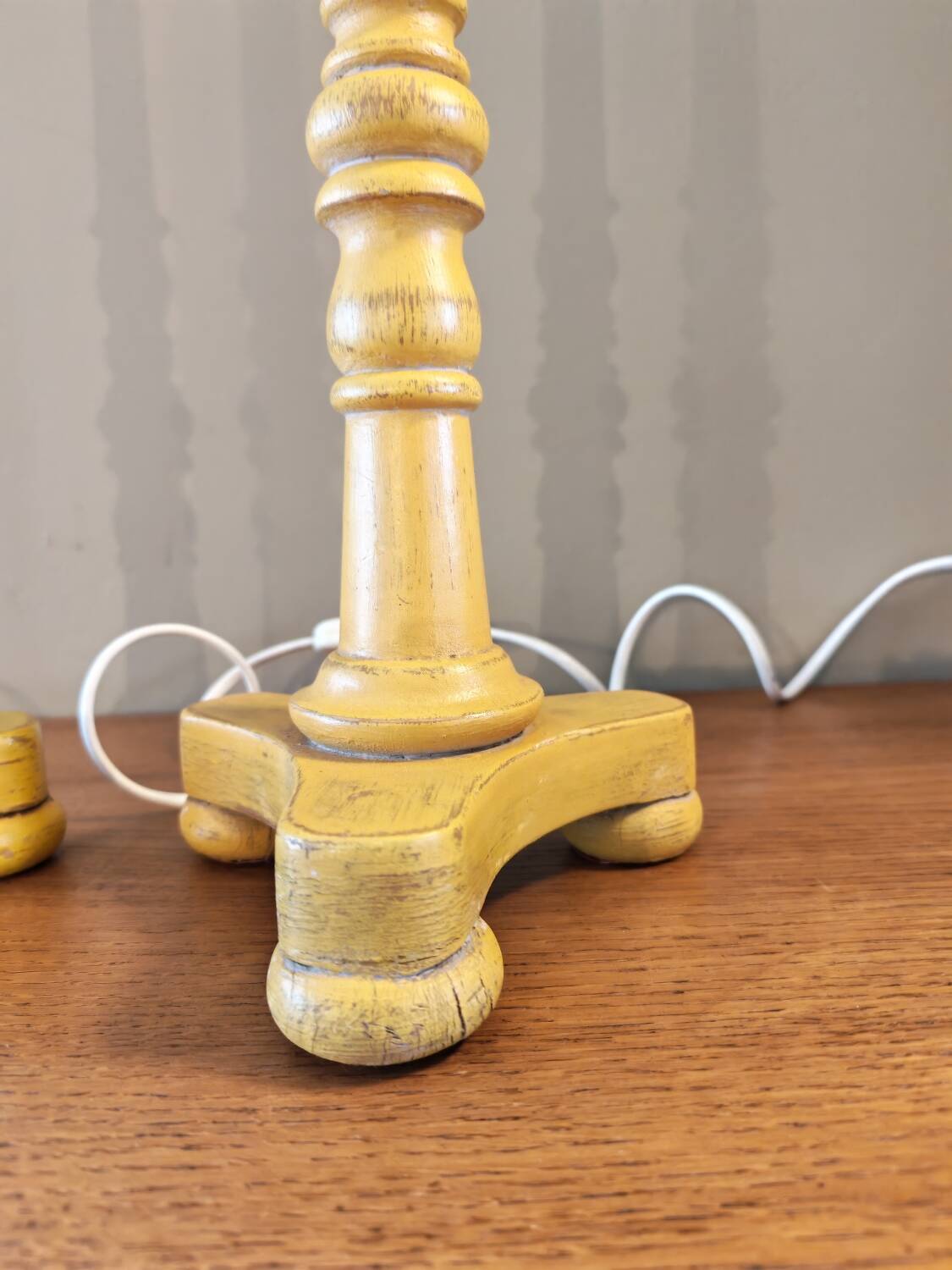 Paire de pieds de lampe bois tourné vintage.