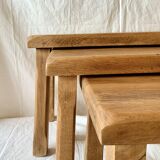 Lot de 3 tables gigognes brutalistes en chêne massif