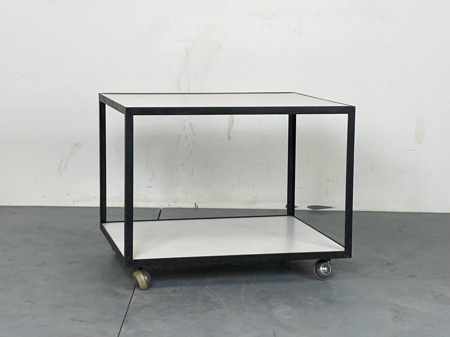 Table d'Appoint Roulante Mid-Century en Stratifié Blanc et Acier Noir par George Nelson pour Herman Miller, 1950s