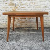 Oak table has two vintage extensions