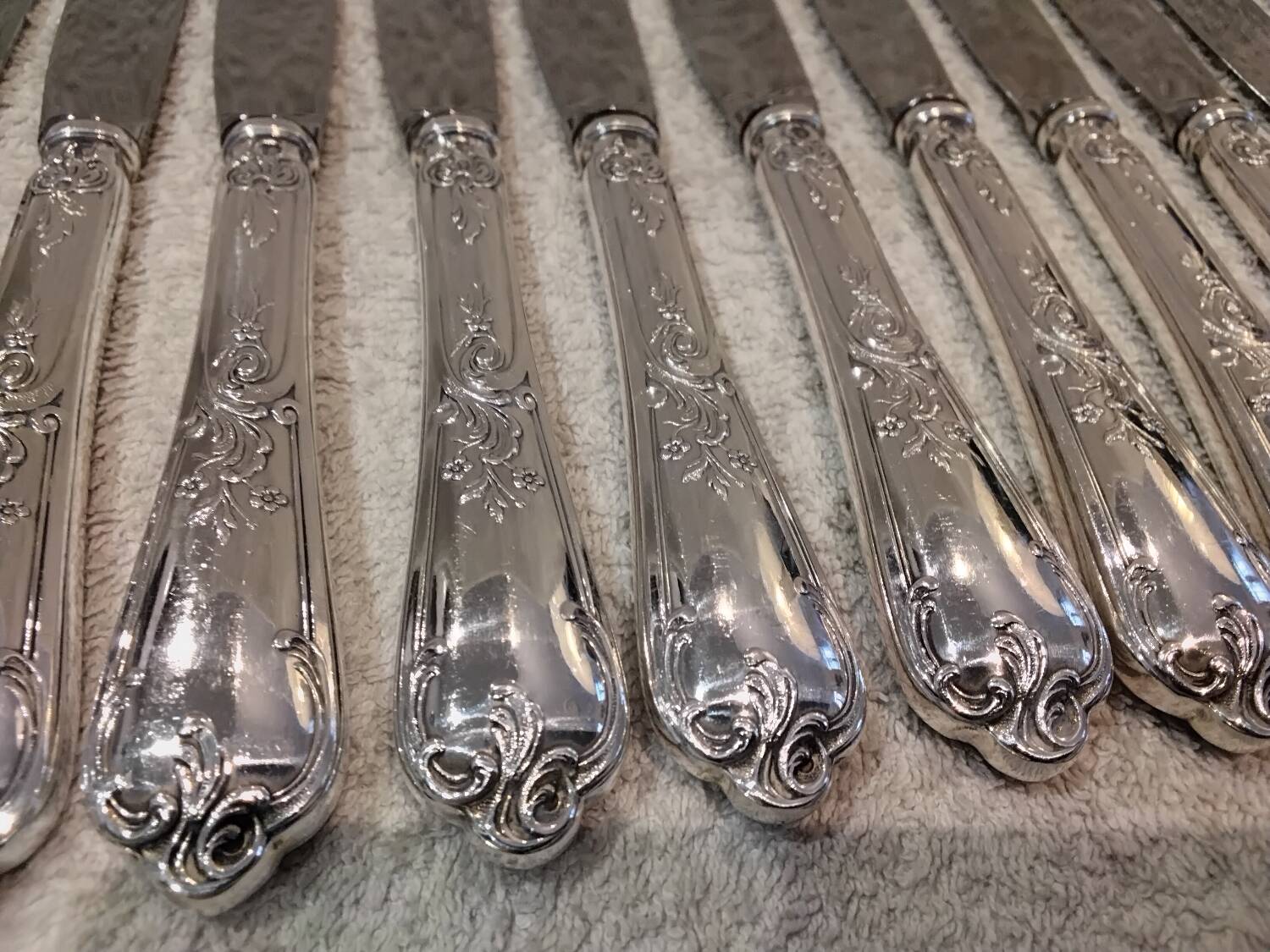 12 silver-plated dessert knives by St Medard, rocaille style, Florian.