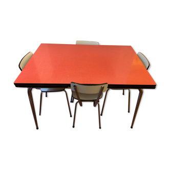Table Formica rouge vintage et 4 chaises