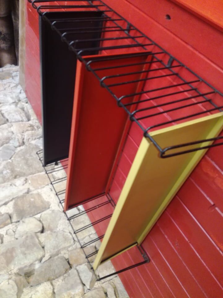 Tomado string shelf