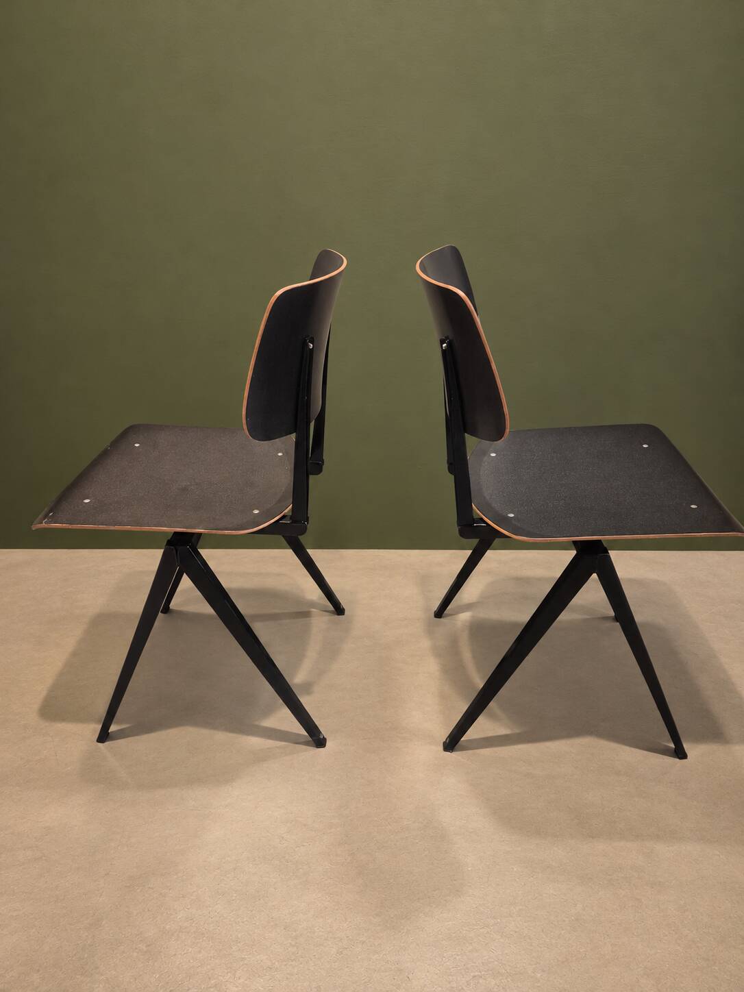 3 chaises Galvanitas S16 Black