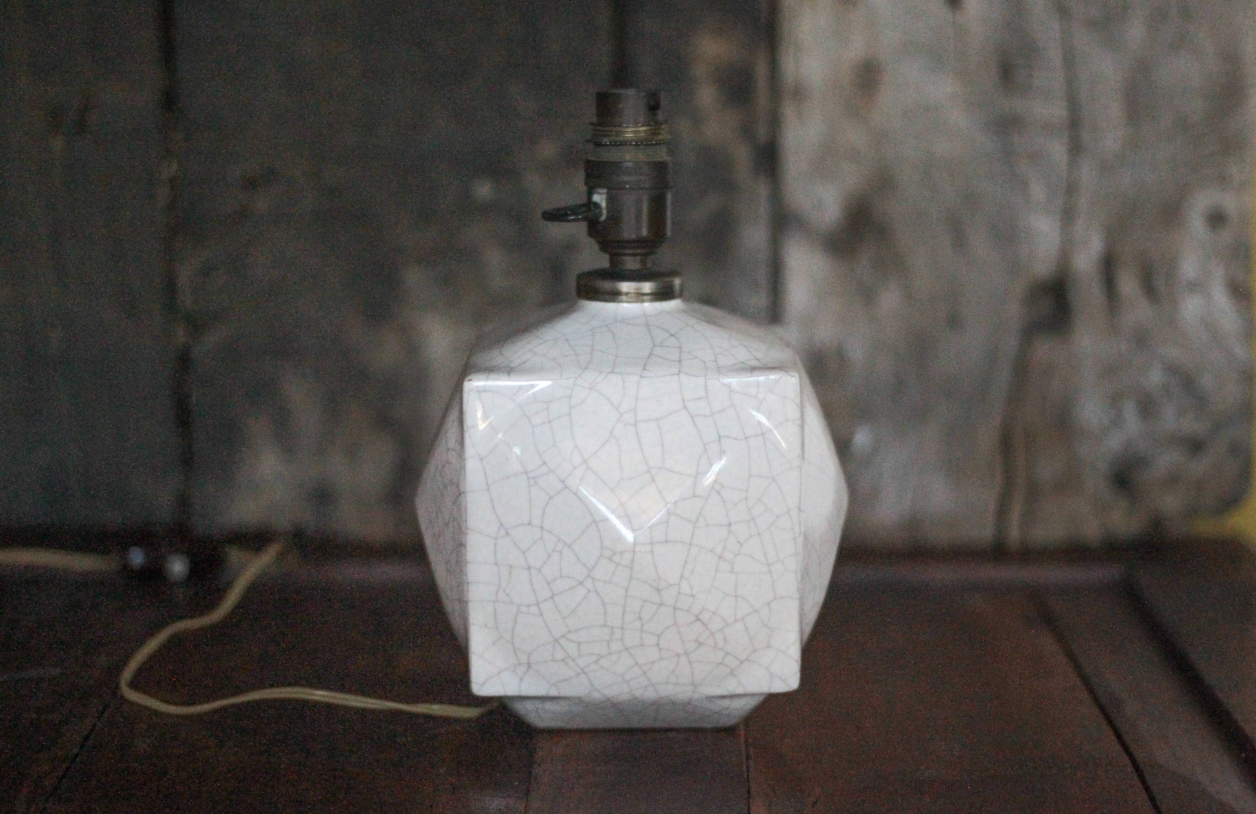 Cracked ceramic Art Deco lamp, table lamp, cube-shaped lamp.