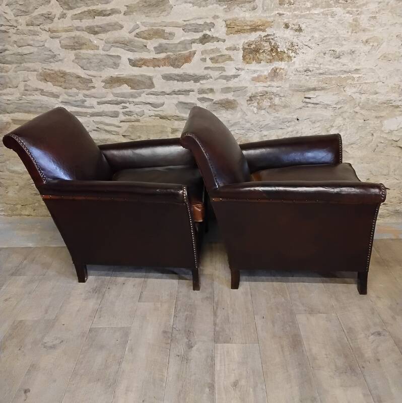 Paire de fauteuils club clouté