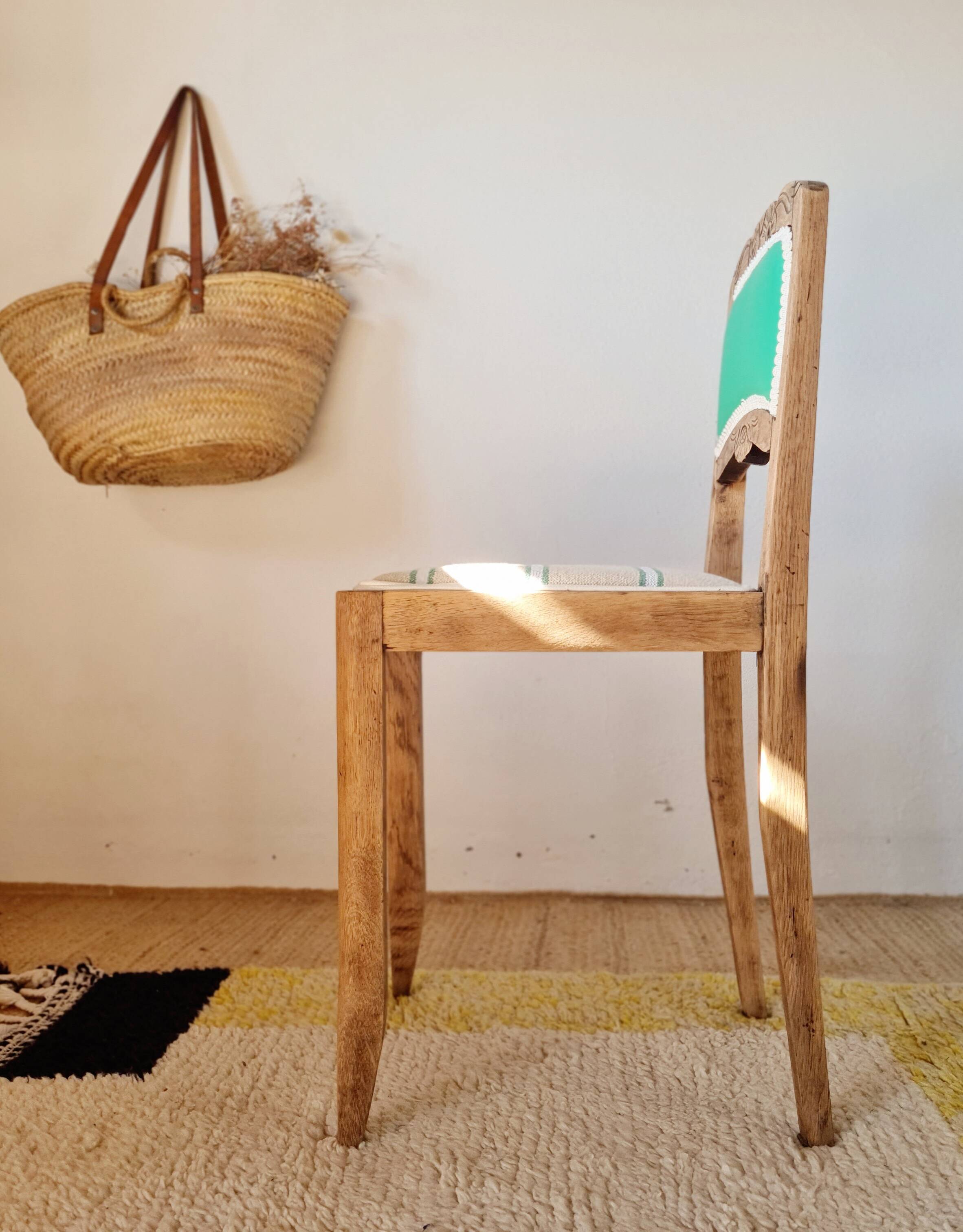 Chaise ancienne rénovée – bois sculpté et dossier vert