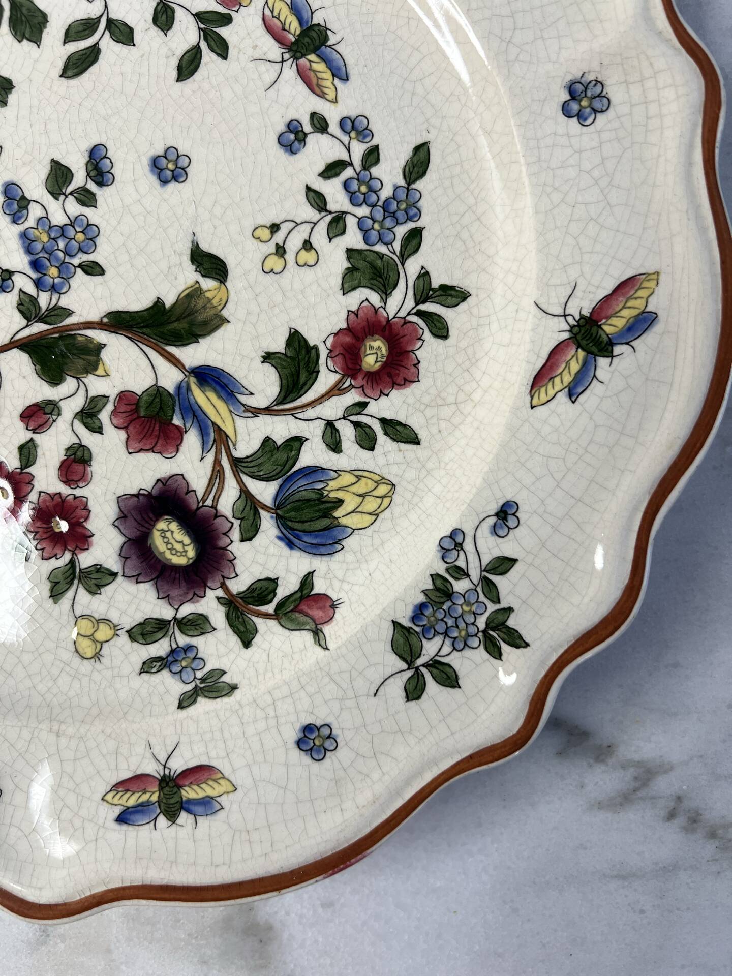 Hand-painted earthenware plate 26cm
