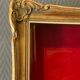 Élégante vitrine à suspendre en bois doré
