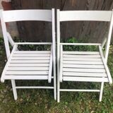Paire de chaise pliante en bois blanc vintage