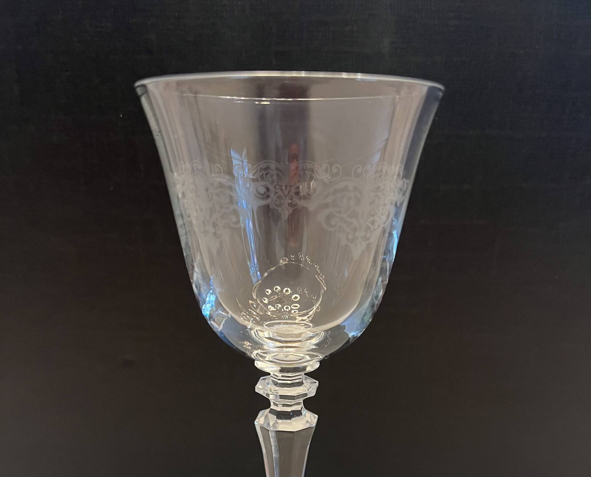 Lot de 11 anciens verres à eau en cristal gravé – Jambe facettée –