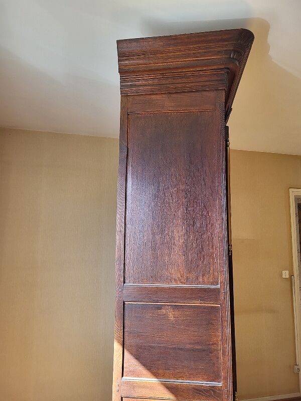 Armoire en chene sculptee du xviii ème siecle