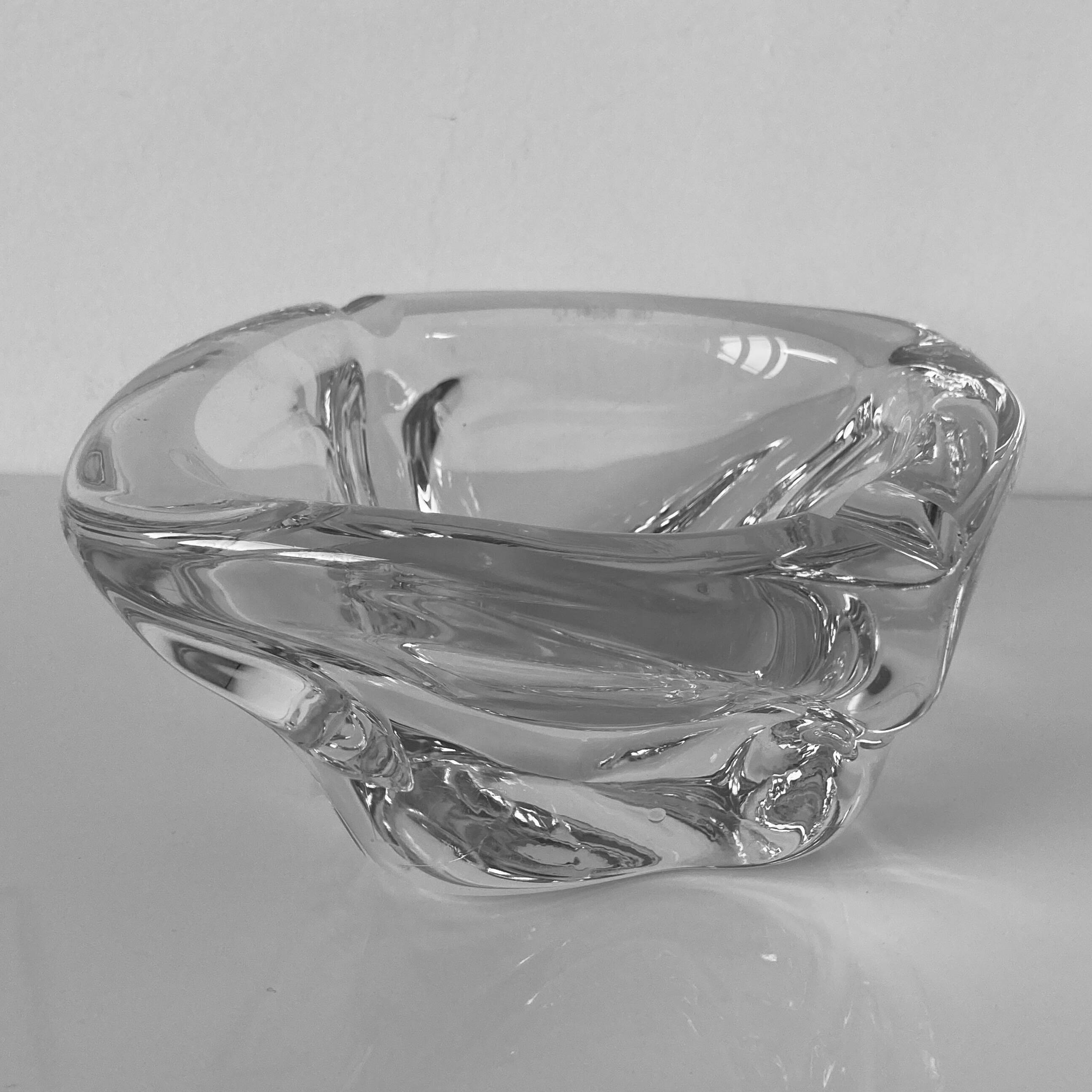 Imposing vintage ashtray in colorless crystal from the Daum house in Nancy