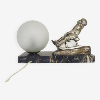 Lampe, veilleuse Art Déco lugeuse en régule sur socle marbre