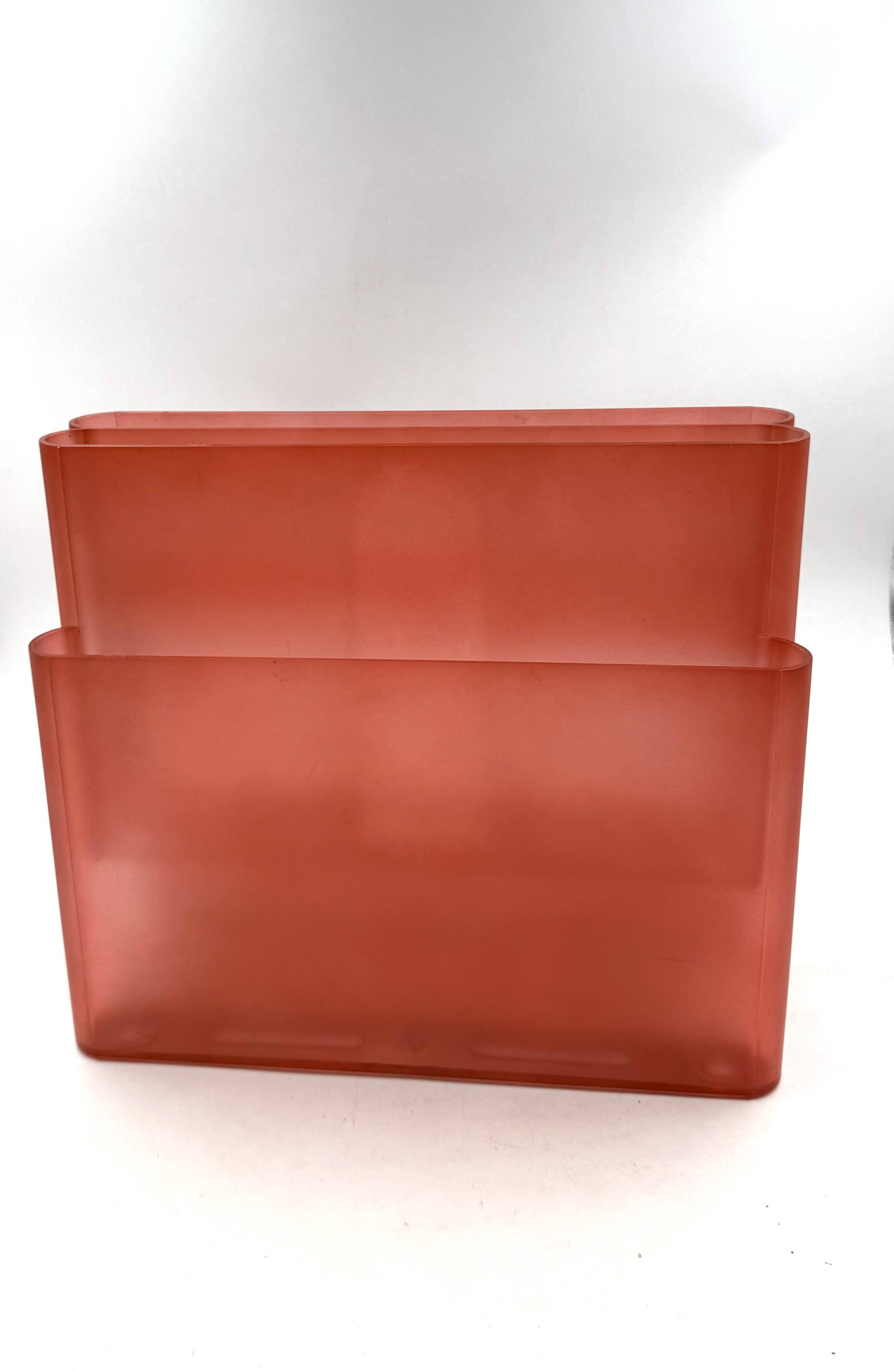 Space age pink plastic magazine rack, Giotto Stoppino, Kartell 1970s