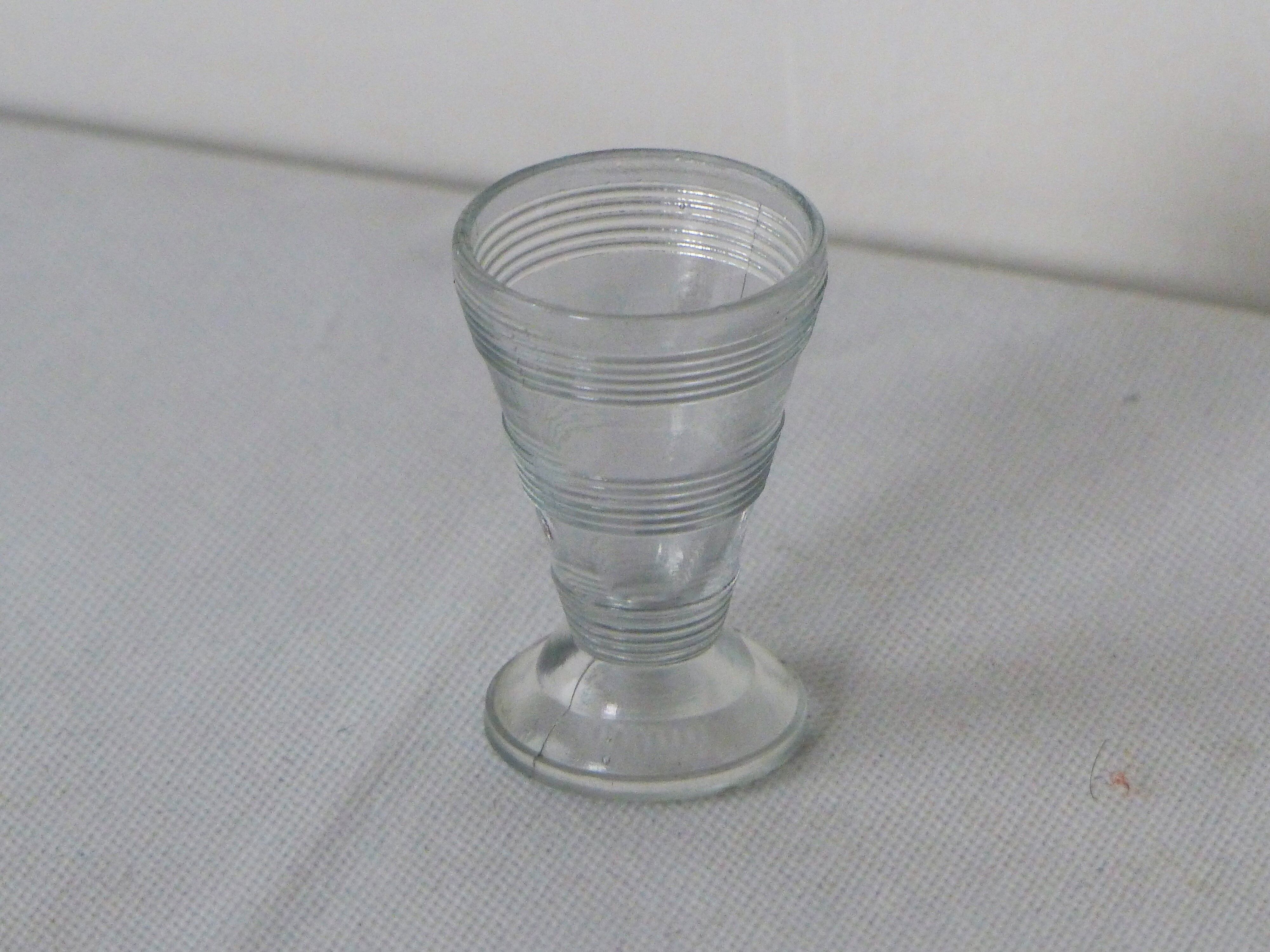 Carafe and its 3 glasses