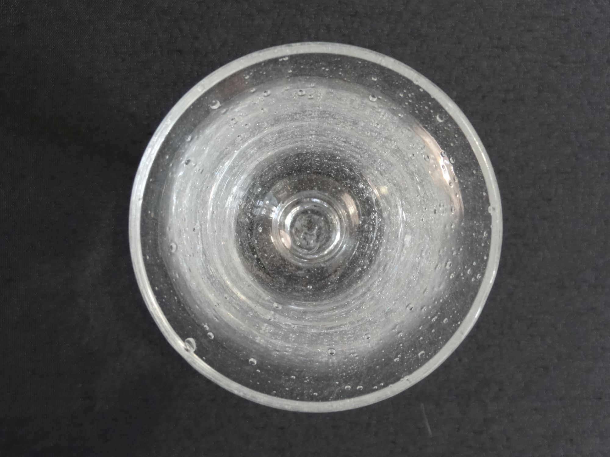 Set of 6 glasses Biot with stem, white bubbled glass, H 15.8 cm